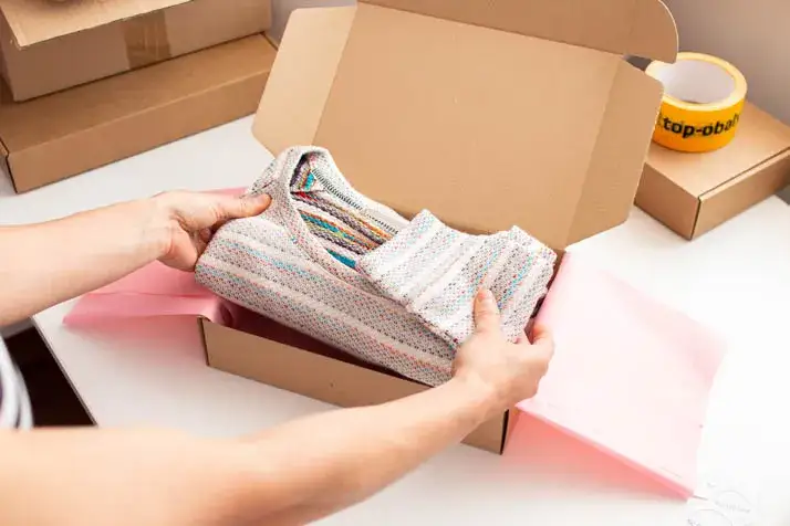 Zdjęcie Jak zapakować kurtkę do wysyłki? Bezpiecznie, tanio i bez dopłat!