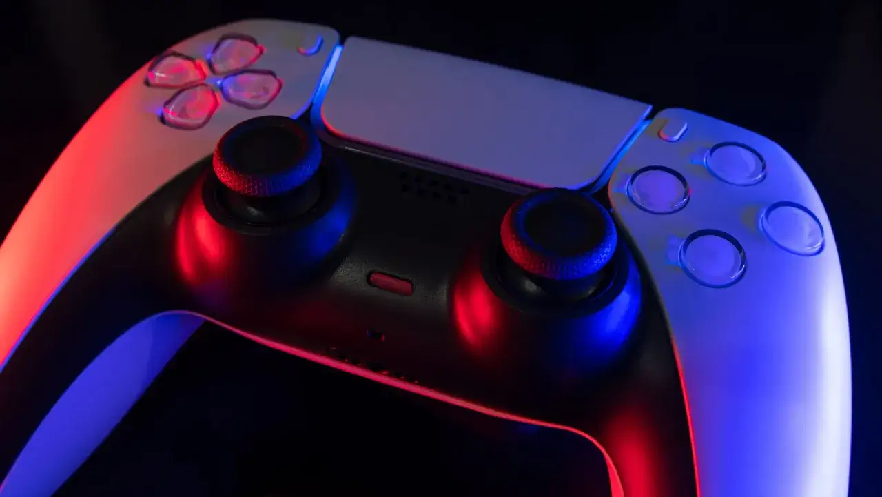 Zdjęcie PS5 czy PC: Co wybrać, aby uniknąć rozczarowania w grach?