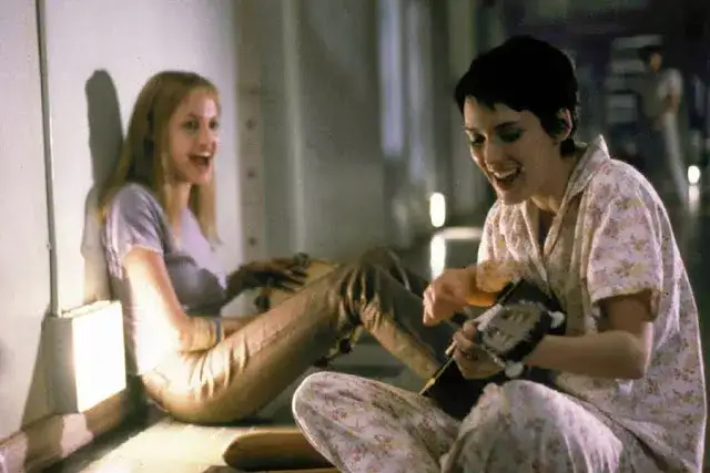 Zdjęcie Film przerwana lekcja muzyki: dramat o szpitalu psychiatrycznym z Jolie