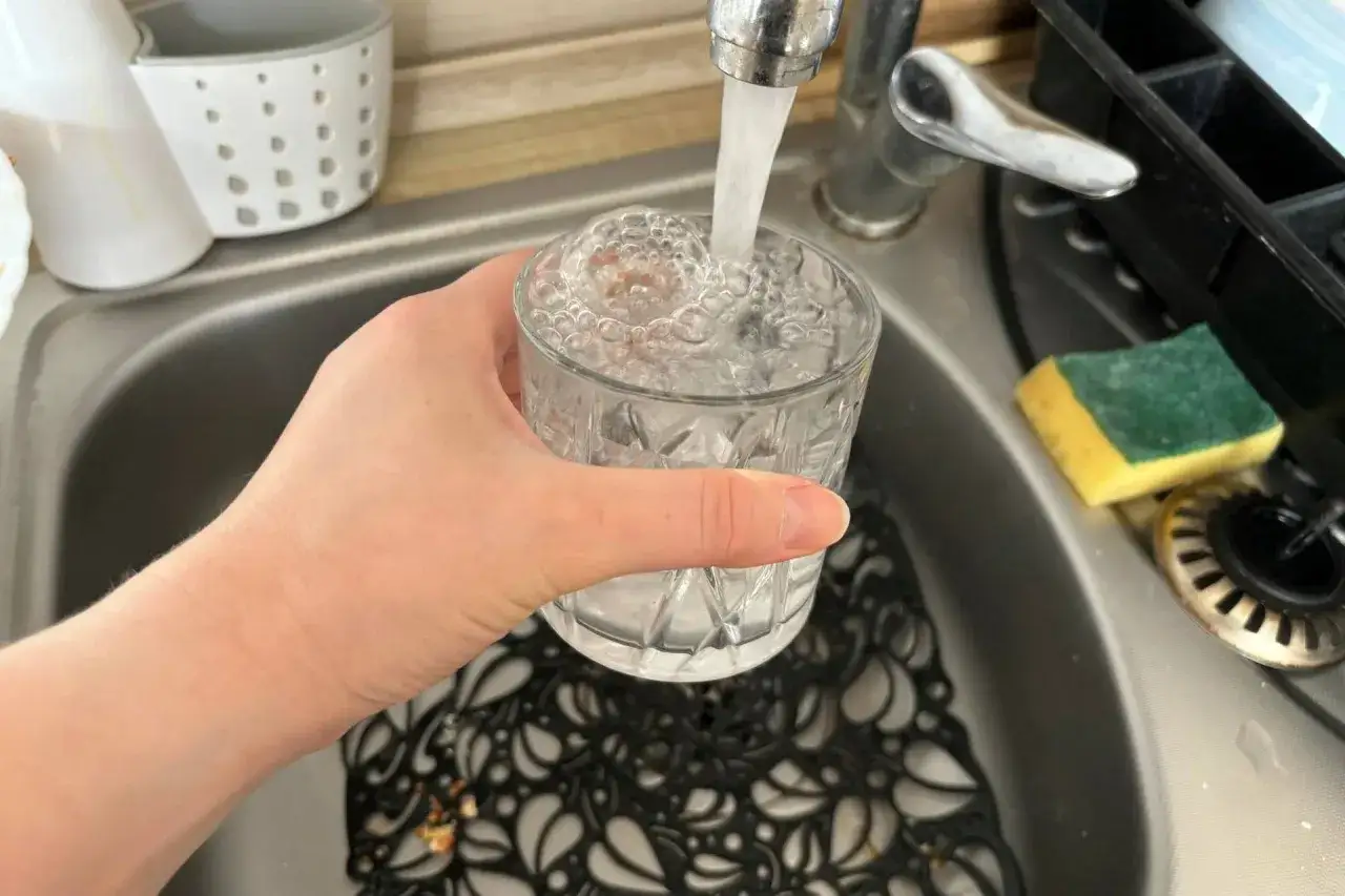 Zdjęcie Czy można pić wodę z kranu w Poznaniu? Bezpieczne fakty i mity