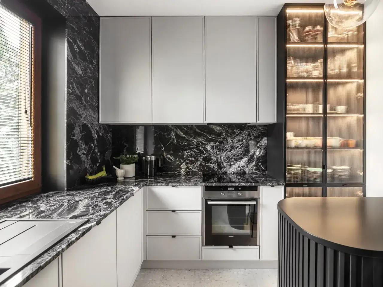 Zdjęcie Ochrona ścian w kuchni: materiały łatwe w czyszczeniu i odporne