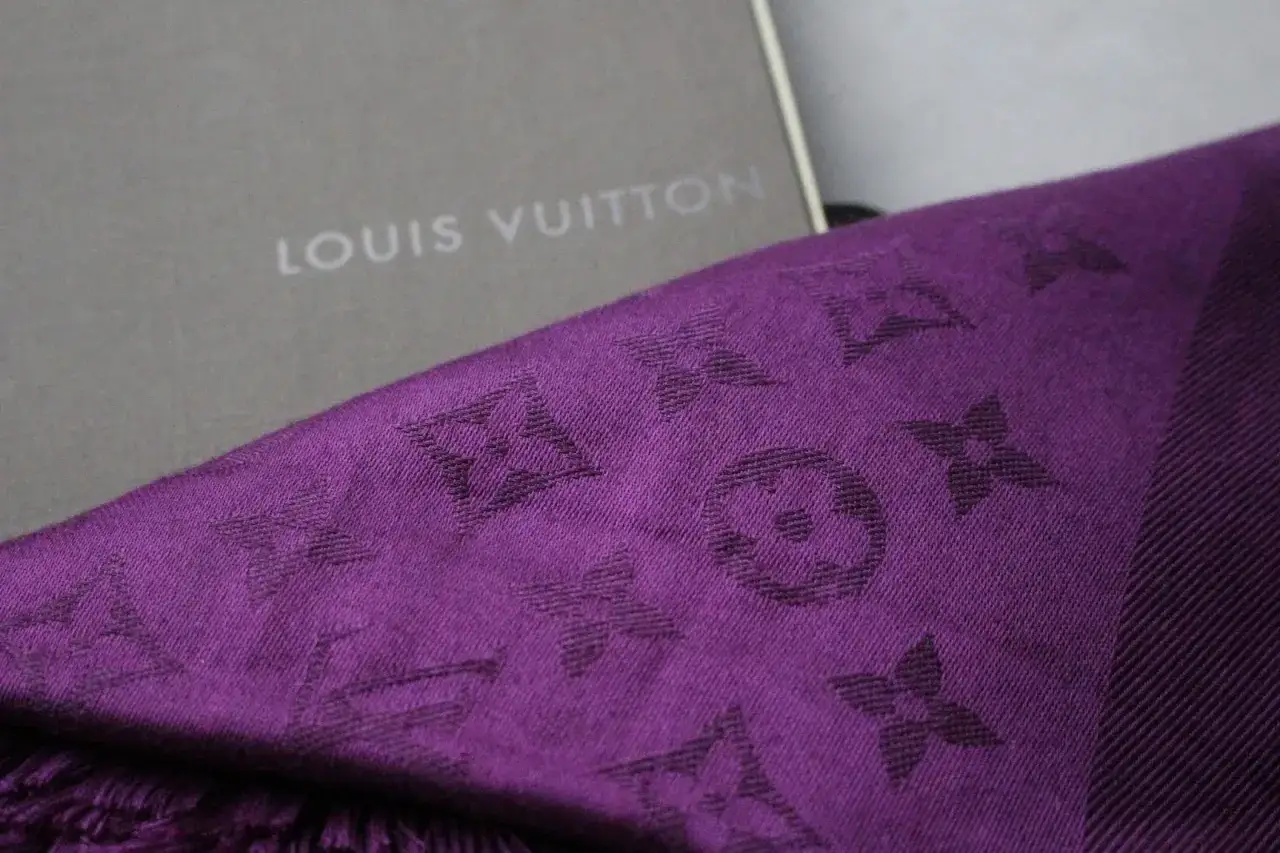 Zdjęcie Jak rozpoznać oryginał chusty Louis Vuitton i uniknąć podróbek