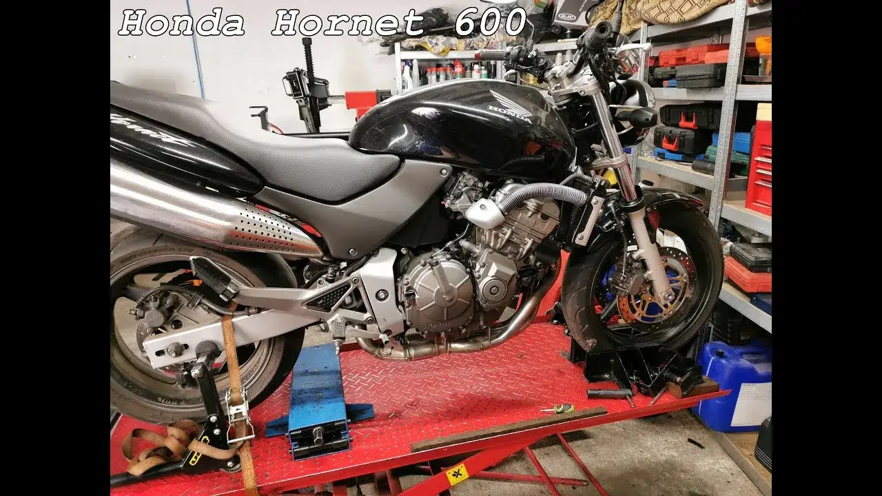 Zdjęcie Ile płynu chłodniczego w Honda Hornet 600? Oto co musisz wiedzieć