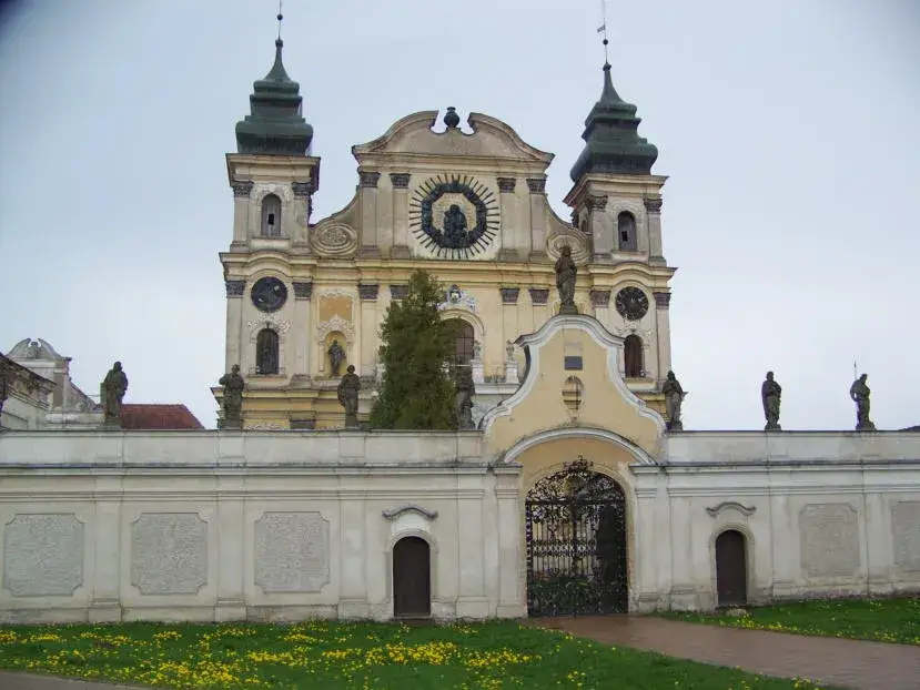 Zdjęcie Sanktuarium w Krośnie: historia, znaczenie i praktyczne informacje dla pielgrzymów