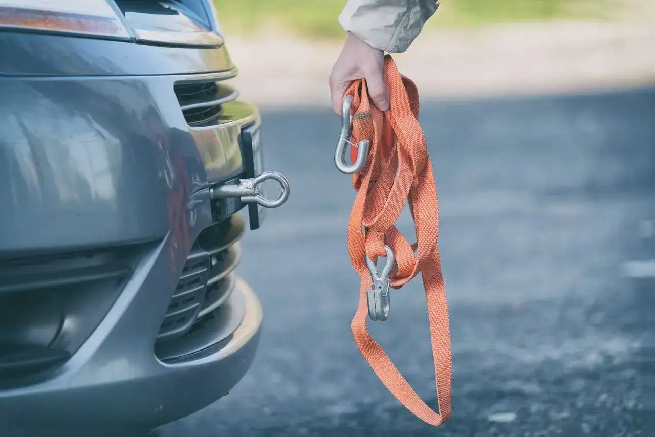 Zdjęcie Jak holować auto bezpiecznie i legalnie - kluczowe zasady i porady