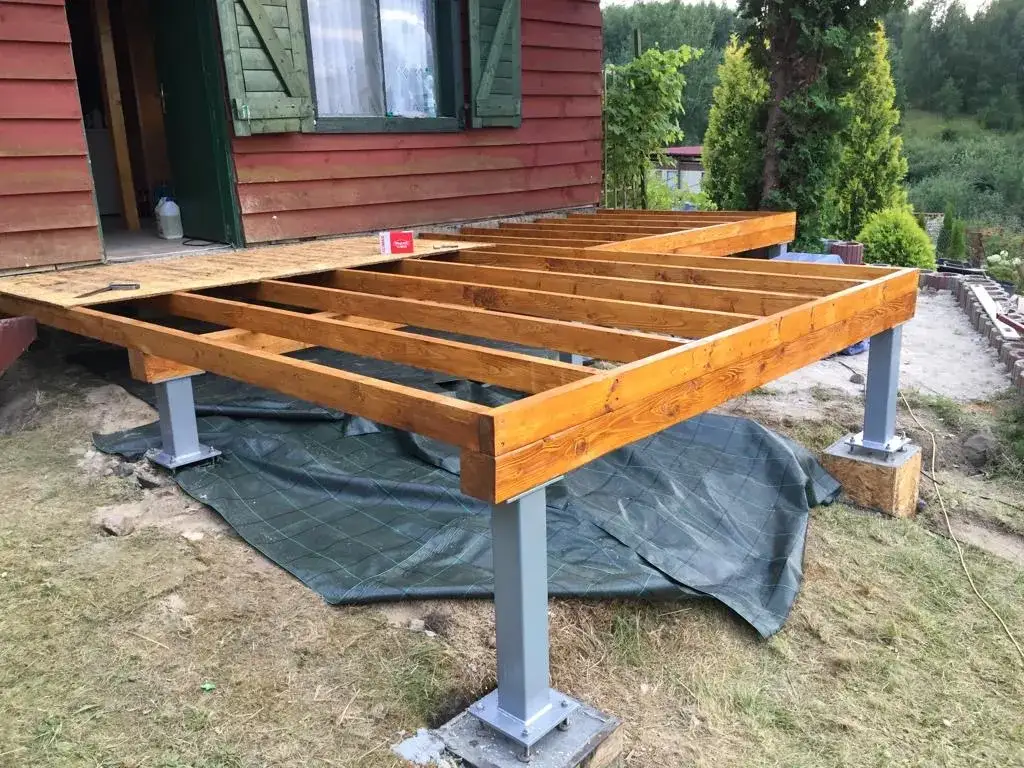 Zdjęcie Ile kosztuje budowa tarasu z drewna? Zaskakujące ceny i ukryte wydatki.