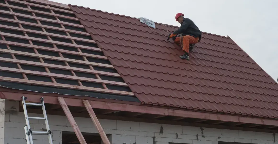 Zdjęcie Dekarz co to? Kluczowe informacje o zawodzie i jego roli w budownictwie