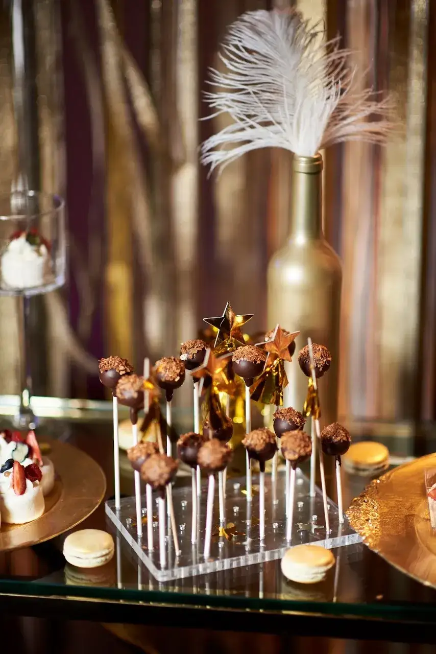 Zdjęcie Jak stworzyć niezapomniane dekoracje na imprezę w stylu lat 20