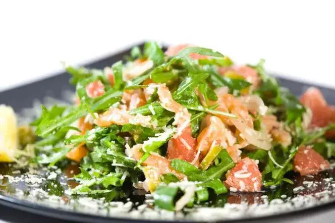 Zdjęcie Najlepsze sałatki do łososia: 5 prostych i pysznych przepisów na każdą okazję