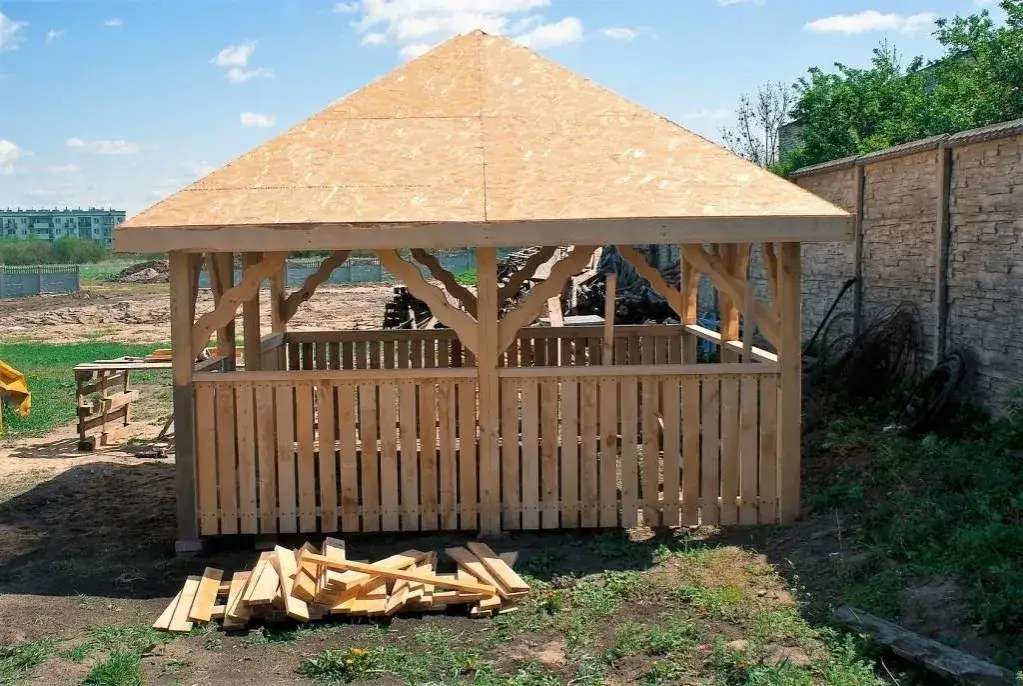 Zdjęcie Jak tanio zrobić altankę ogrodową: 10 sposobów na budżetową budowę