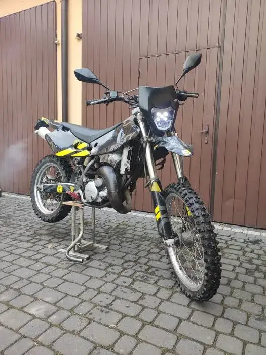 Zdjęcie Husqvarna 125 supermoto 4t - Poznaj jego wyjątkowe cechy i ceny