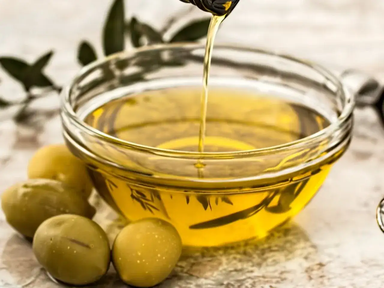 Zdjęcie Co zdrowsze: oliwa z oliwek czy olej lniany? Sprawdź różnice zdrowotne