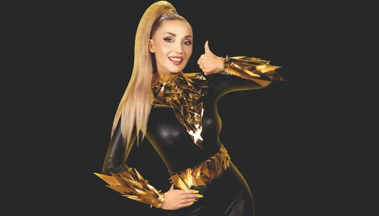 Zdjęcie Cleo w reklamach Media Expert - Kto śpiewa i jak przyciąga uwagę?