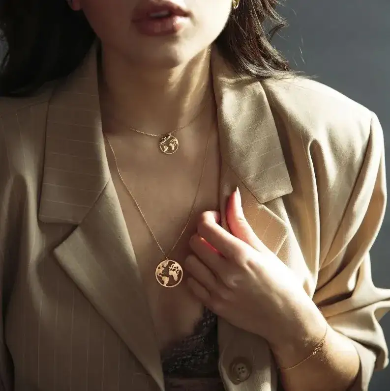 Zdjęcie Jakie naszyjniki najlepiej pasują do dekoltu w serek? Odkryj styl!