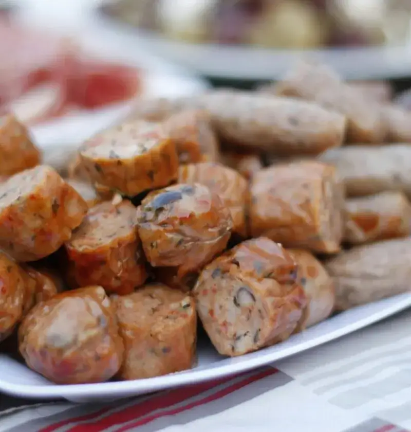 Zdjęcie Ile piec białą kiełbasę w piekarniku, by była idealnie soczysta?