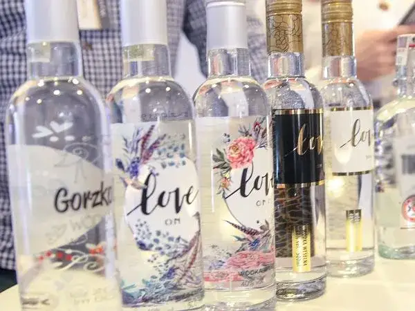 Zdjęcie Kto roznosi wódkę na weselu? Odkryj tradycje i nowoczesne podejścia