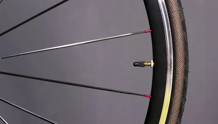 Zdjęcie Kiedy wymienić oponę w rowerze? Uniknij niebezpieczeństwa na drodze