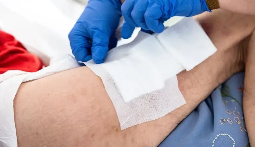 Zdjęcie Skuteczne metody na odleżyny u starszej osoby - jak leczyć i zapobiegać