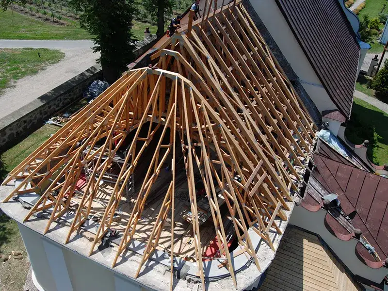 Zdjęcie Wiązary czy więźba tradycyjna: Co lepsze na Twój dach?