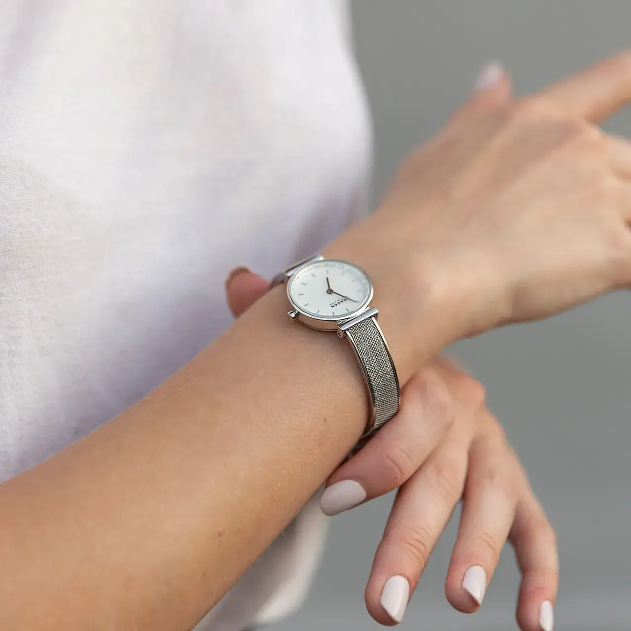 Zdjęcie Na której ręce nosić zegarek damski? Tradycja i etykieta noszenia