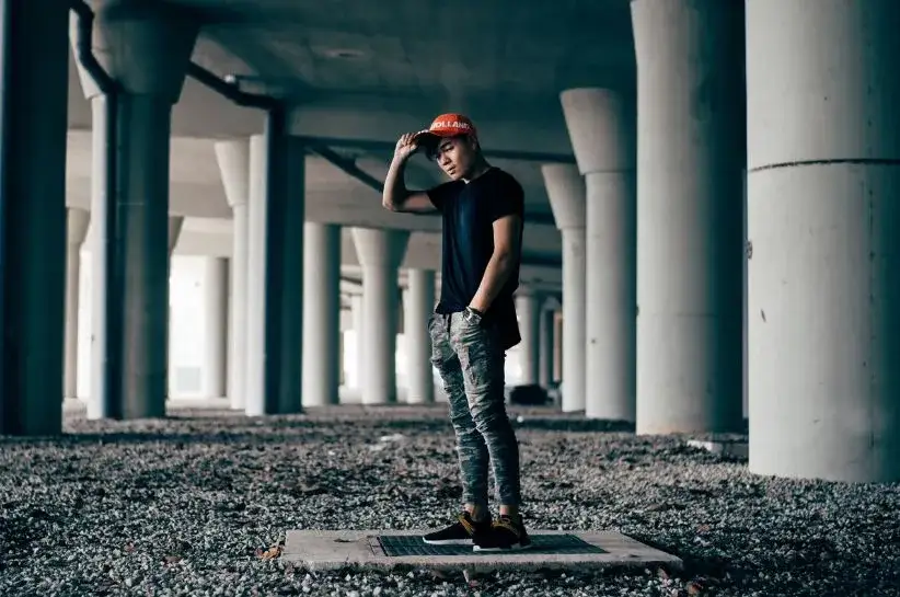 Zdjęcie Szare spodnie męskie: Rewolucyjne stylizacje, które zawstydzą innych