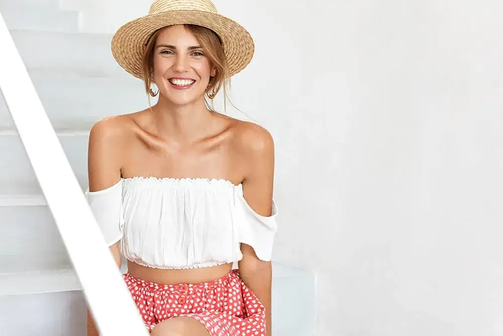 Zdjęcie Jak nosić bluzki hiszpanki, by nie zsuwały się i wyglądały stylowo