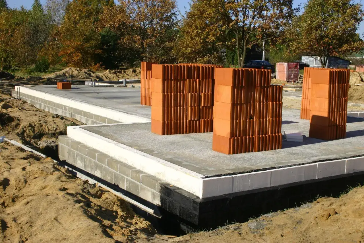 Zdjęcie Fundamenty z bloczków betonowych czy wylewane – co wybrać dla domu?