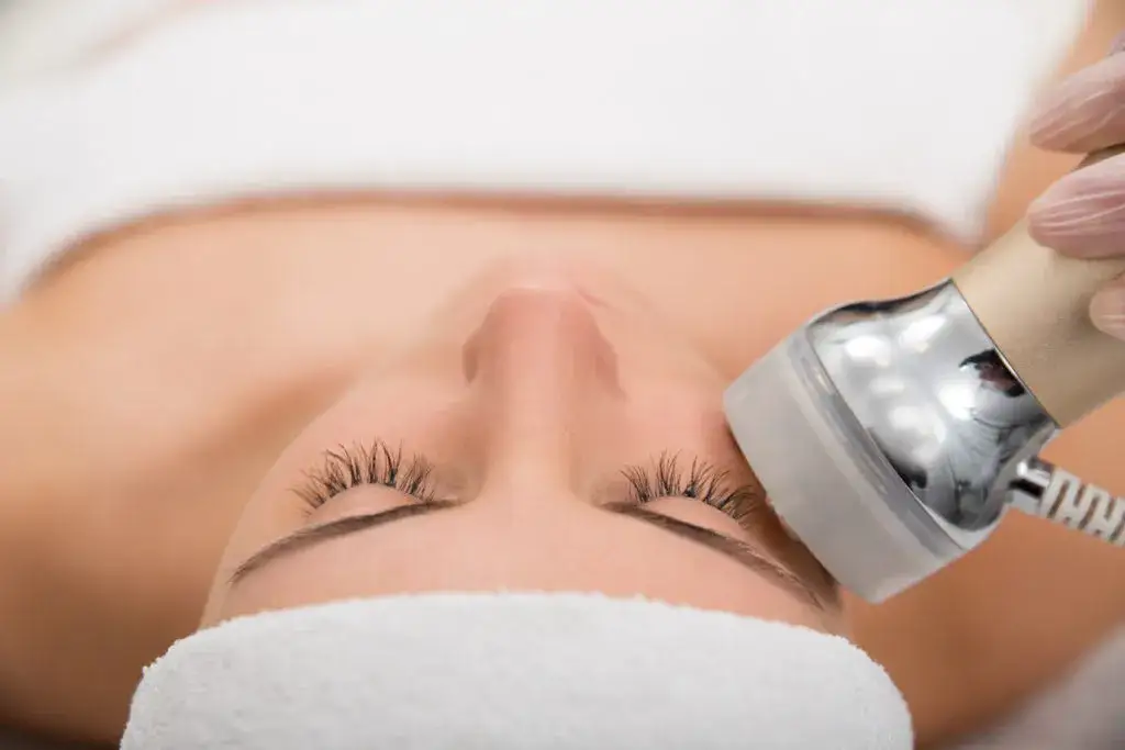 Zdjęcie Mezoterapia bezigłowa czy mikrodermabrazja - która metoda naprawdę działa?