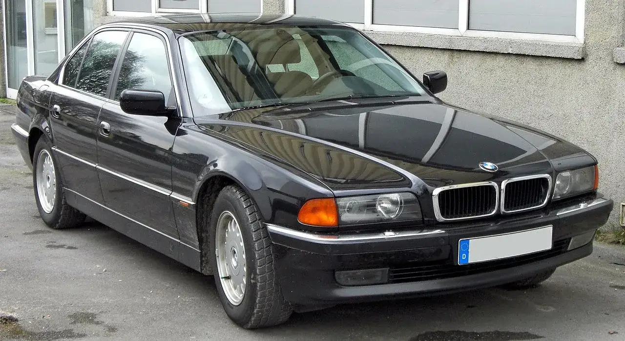 Zdjęcie BMW 750 iL – wyjątkowa limuzyna z niezawodnym silnikiem V12