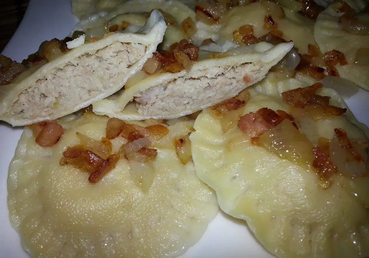 Zdjęcie Pyszne pierogi z mięsem drobiowym - tradycyjny przepis na smakołyk