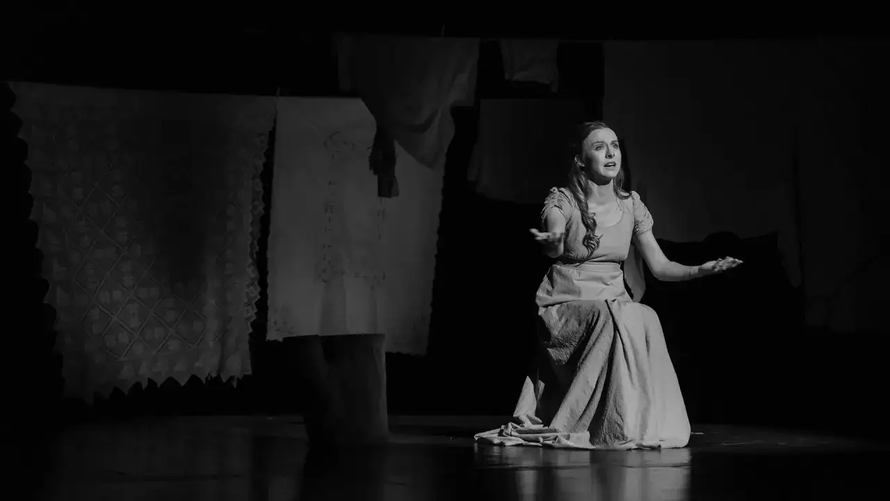 Zdjęcie Teatr absurdu co to? Odkryj jego znaczenie i wpływ na sztukę