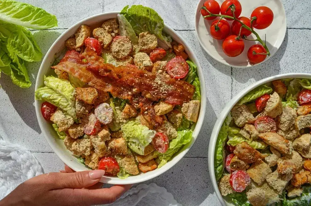 Zdjęcie Ile kcal ma sałatka Cezar? Zaskakujące wartości kaloryczne!