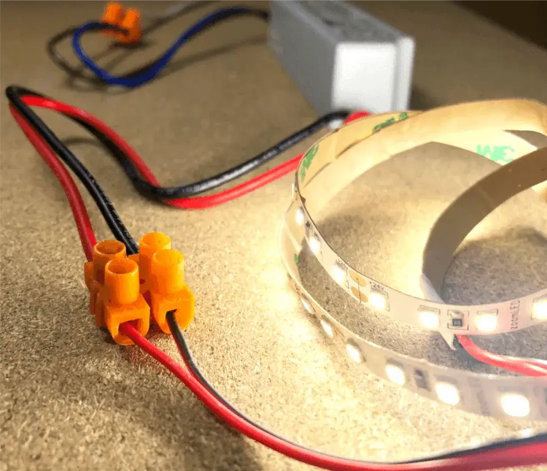 Zdjęcie Jak podłączyć zasilacz LED do prądu bez ryzyka uszkodzenia sprzętu