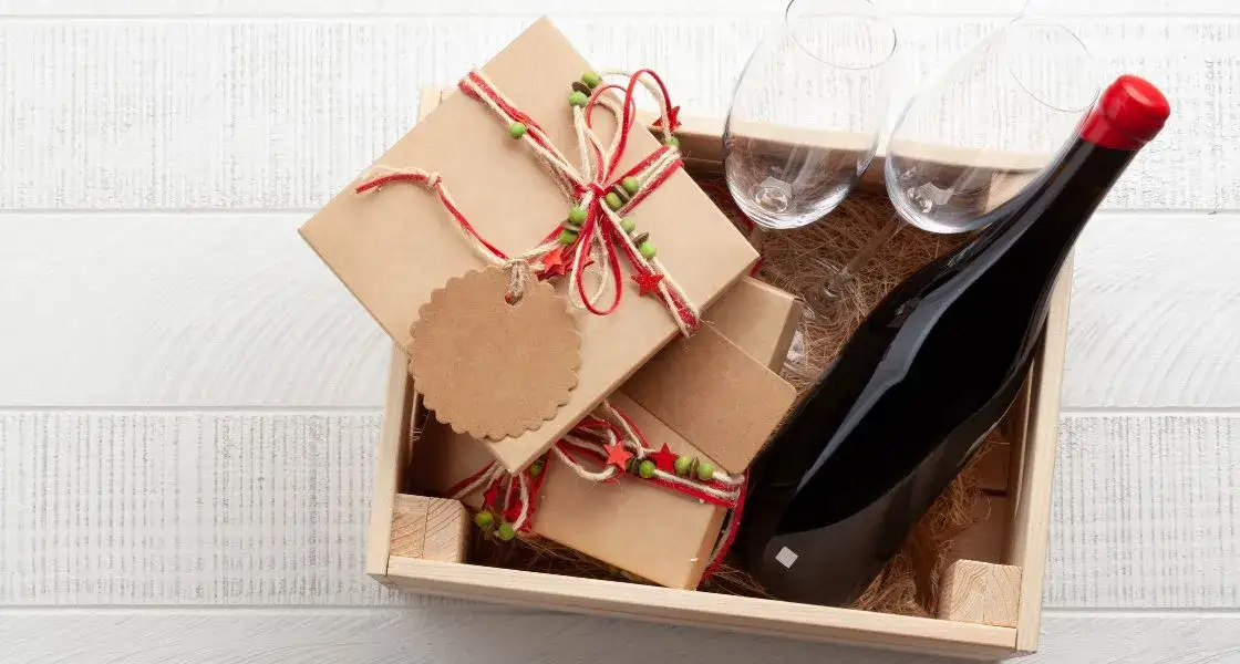 Zdjęcie Jak zapakować butelkę wina na prezent ślubny w oryginalny sposób