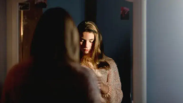 Zdjęcie Czemu nie powinno się spać naprzeciwko lustra? Oto niepokojące powody