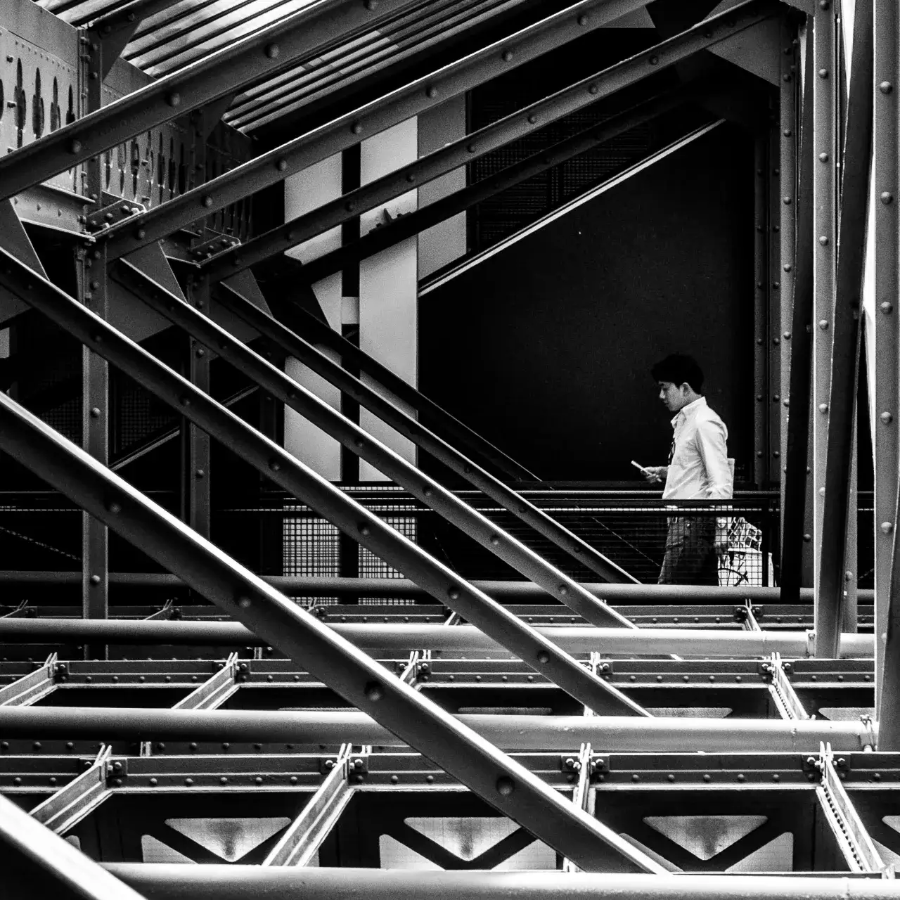 Zdjęcie Obiektyw 28 mm do czego? Odkryj jego zastosowania w fotografii