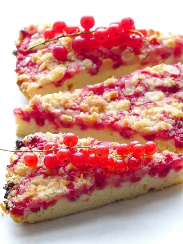 Zdjęcie Prosty przepis na ciasto z czerwonymi porzeczkami, które zachwyci każdego