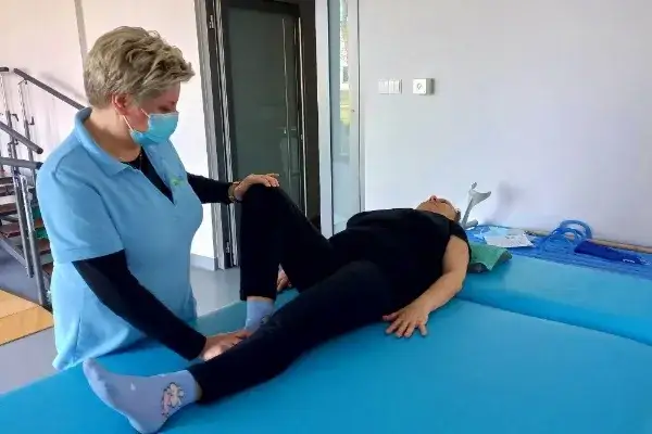 Zdjęcie Gdzie rehabilitacja po endoprotezie stawu biodrowego? Sprawdź opcje NFZ