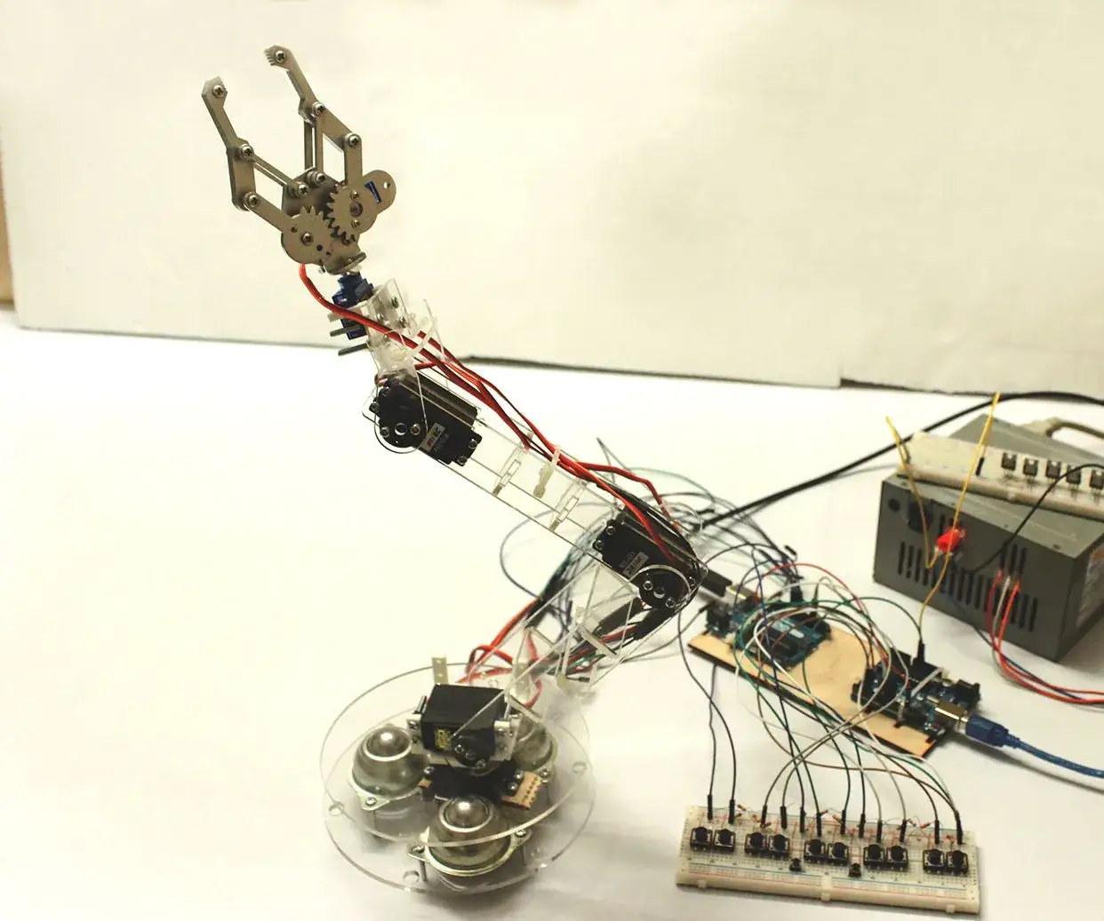 Zdjęcie Twórz własny robot ramionowy DIY: proste projekty i porady