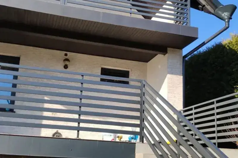 Zdjęcie Balustrady zewnętrzne na schody: Jakie wybrać? Porównanie typów