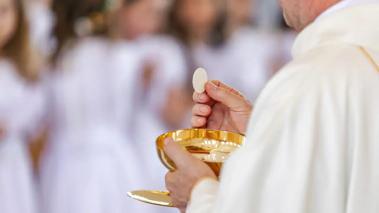 Zdjęcie Jak długo można przyjmować komunię bez spowiedzi i uniknąć grzechu?