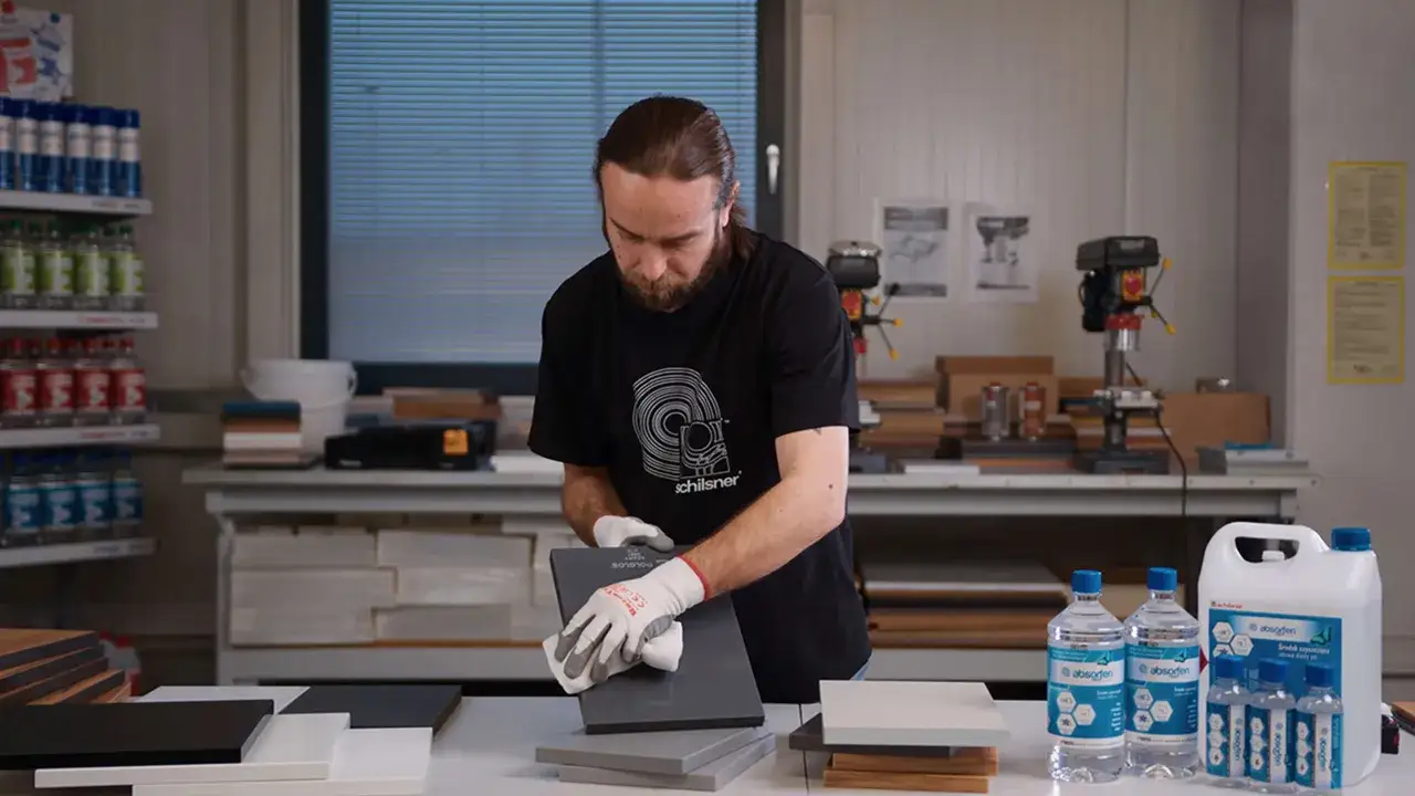 Zdjęcie Skuteczne sposoby na zmycie kleju z mebli lakierowanych bez szkód