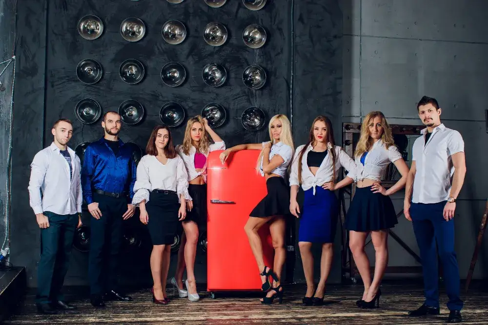 Zdjęcie Jak się ubrać na imprezę firmową w klubie? Złoty środek elegancji