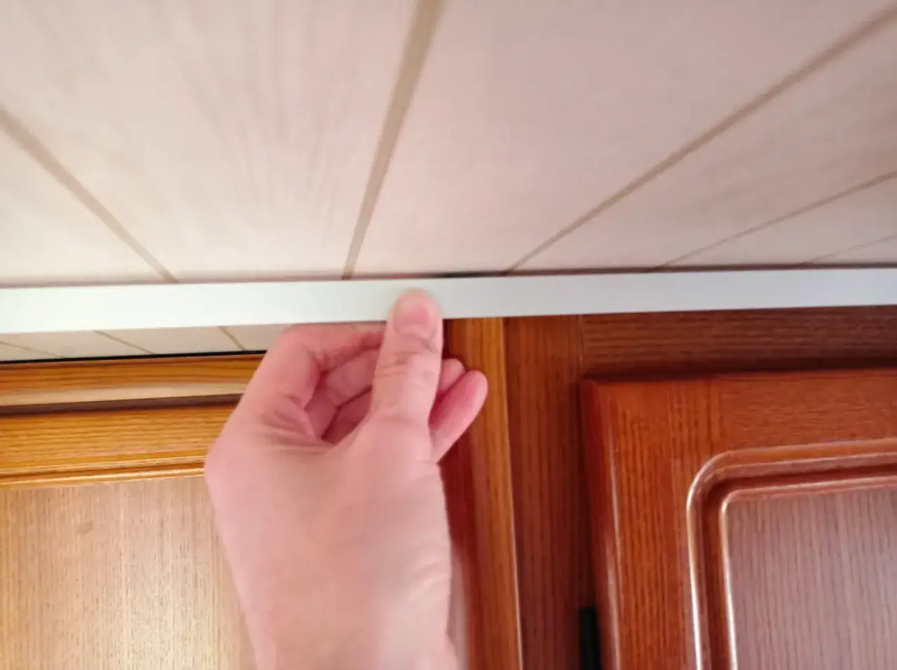 Zdjęcie Jak wypełnić szczelinę między szafką a ścianą: 8 skutecznych metod