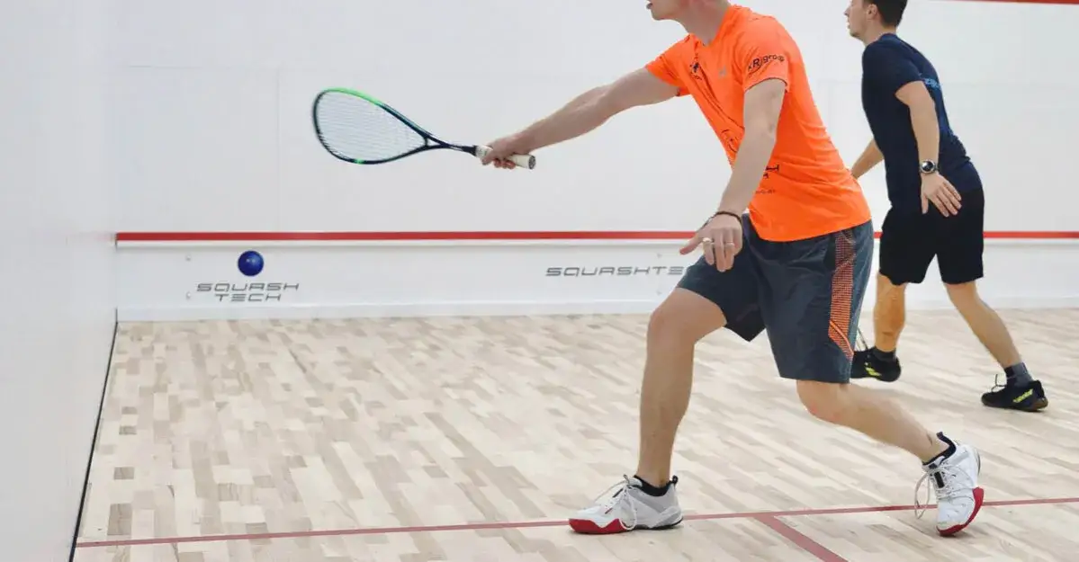 Zdjęcie Jak serwować w squashu: techniki, zasady i najczęstsze błędy