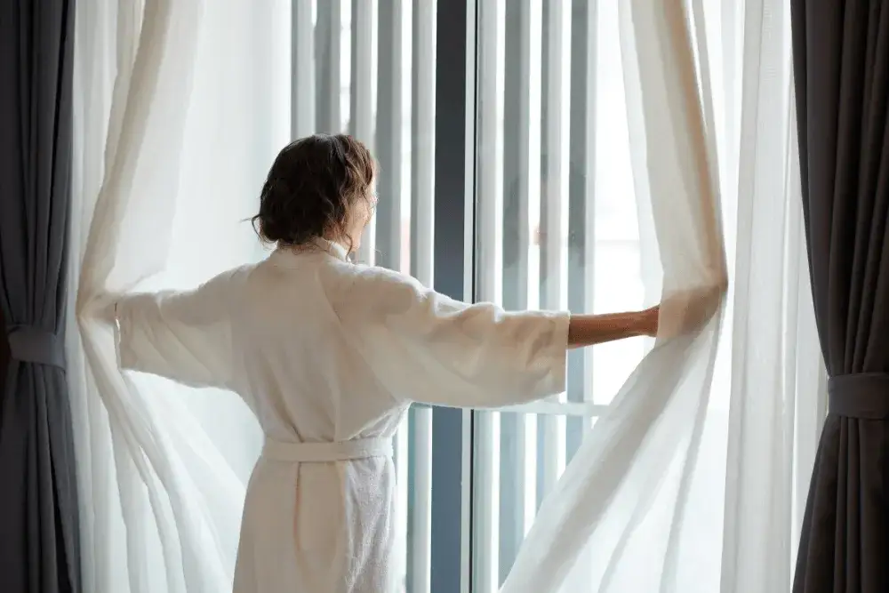 Zdjęcie Dlaczego biały szlafrok damski to must-have w każdej garderobie?