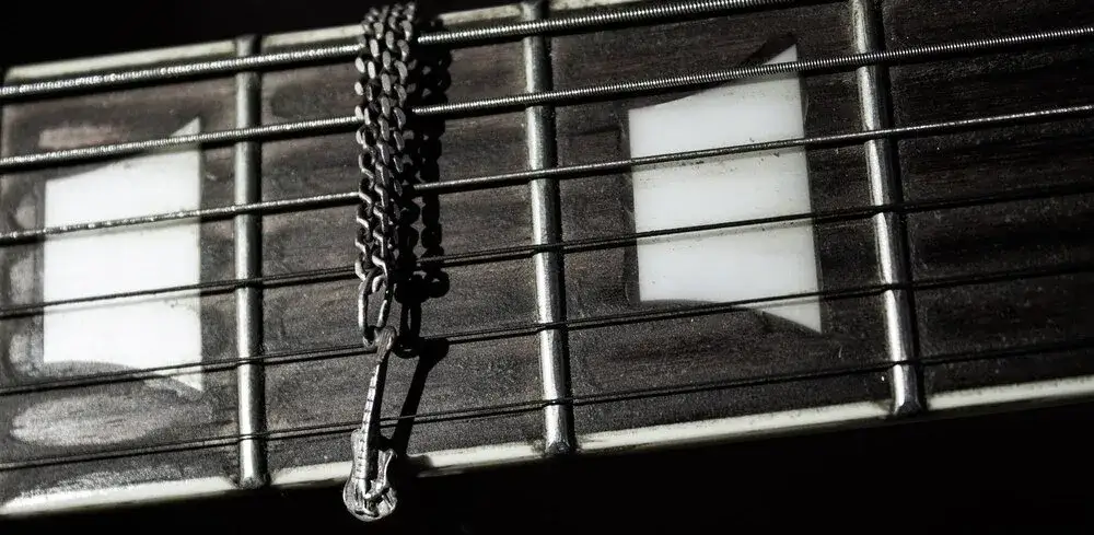 Zdjęcie Jakie struny do gitary basowej wybrać, aby poprawić brzmienie?