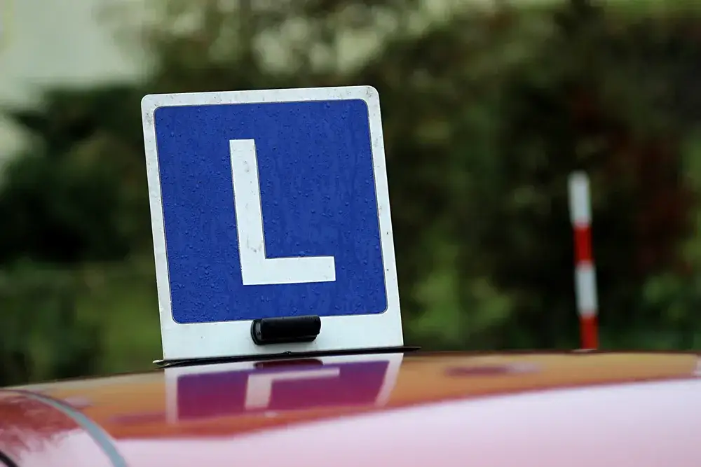 Zdjęcie Czy można zdawać prawo jazdy przed 18? Poznaj ważne przepisy i wymagania