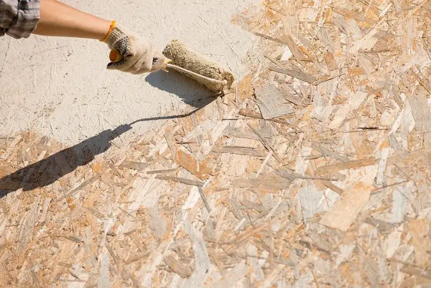 Zdjęcie Jakie lakiery do płyt OSB zapewnią trwałą ochronę: poradnik krok po kroku