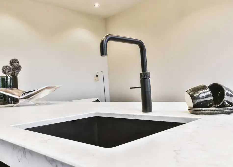 Zdjęcie Skuteczne sposoby na zatkany zlew w kuchni – domowe metody i sprawdzone środki